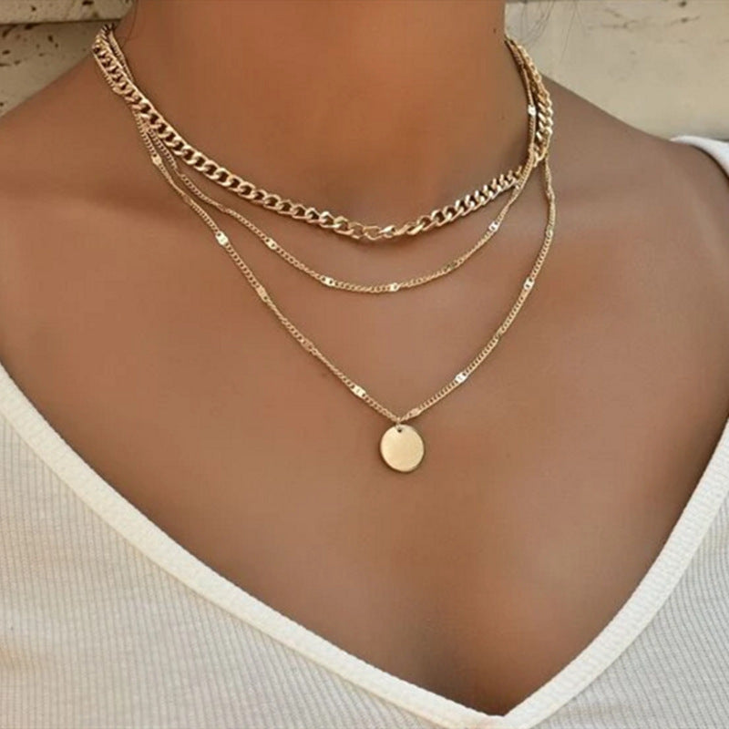 Collar de tres vueltas con medalla redonda