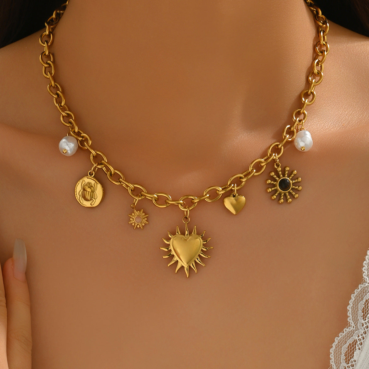 Collar dorado con colgantes de corazón y perlas
