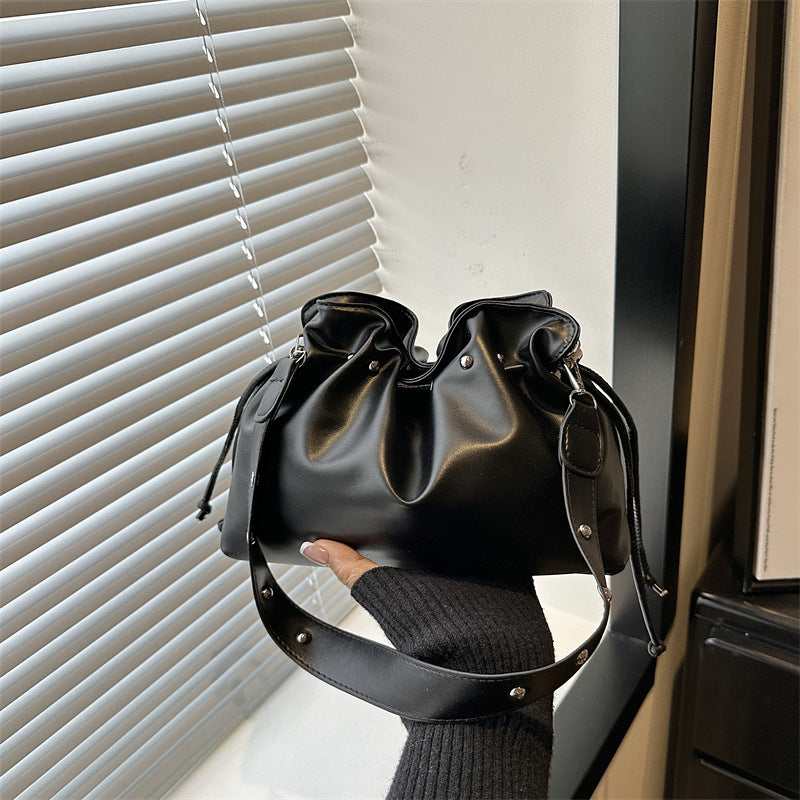 Bolso de hombro fruncido con cordón