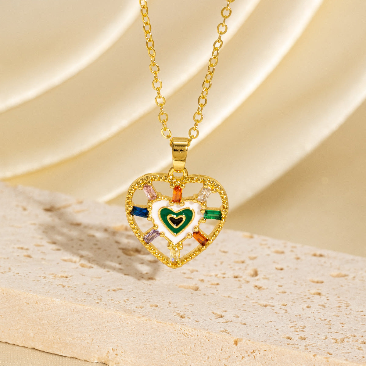 Collar de mujer con colgante de corazón y pedrería