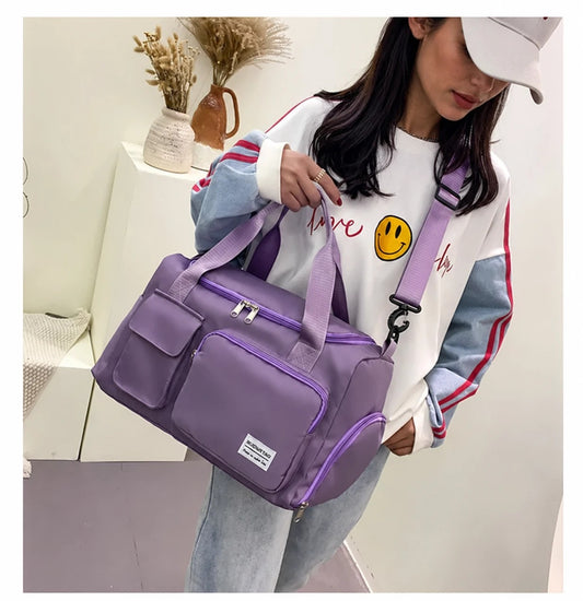Bolsa de viaje lila llevada al hombro