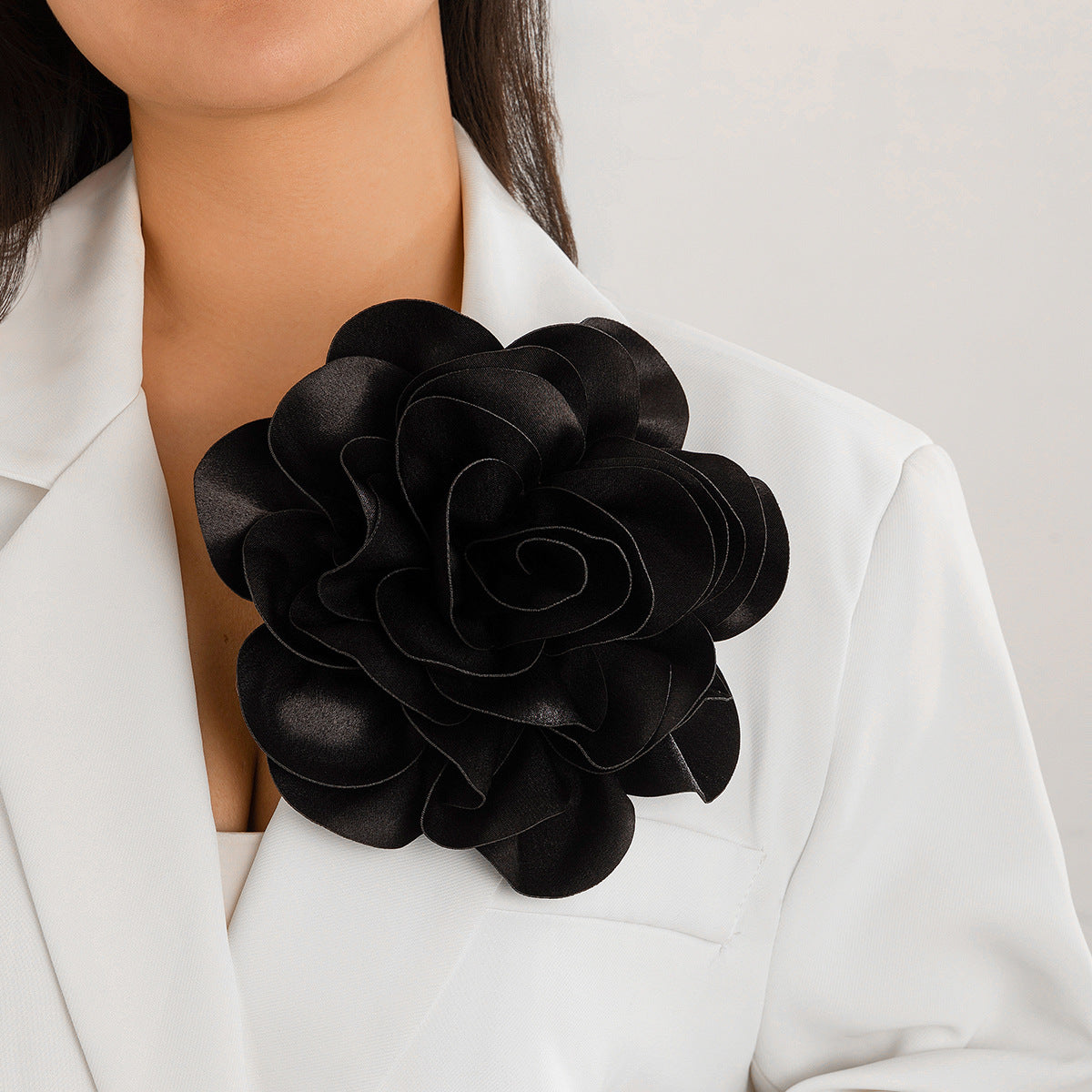 Broche de flor grande de tela satinada para mujer