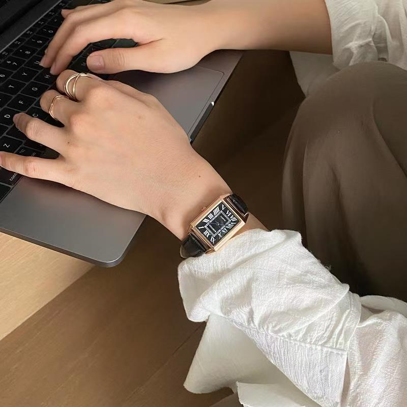 Reloj de mujer rectangular con números romanos