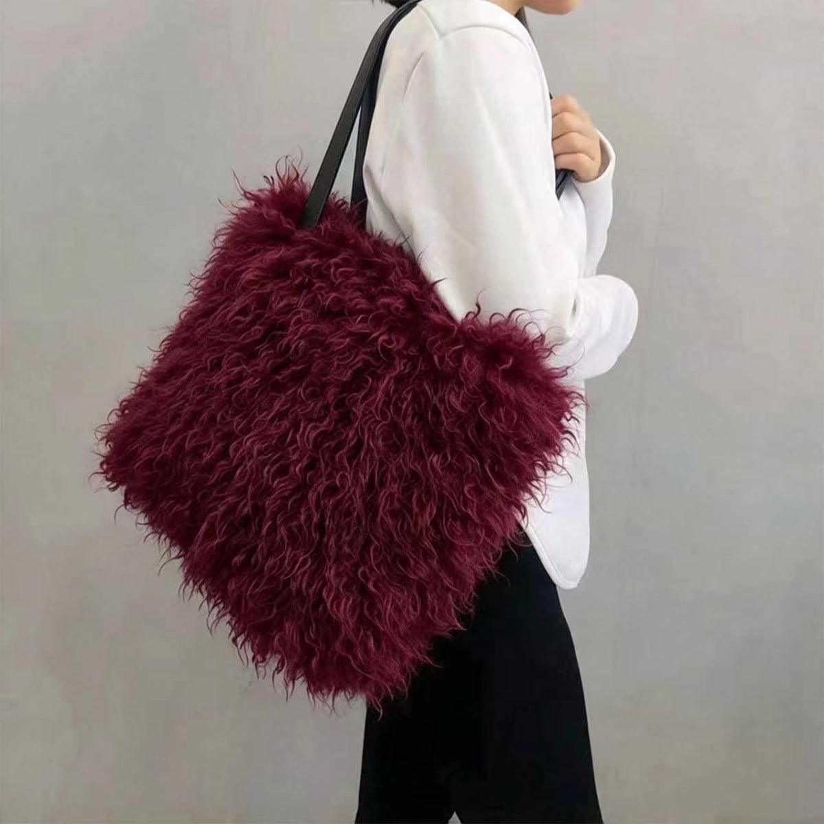 Bolso tote de pelo sintético rizado granate